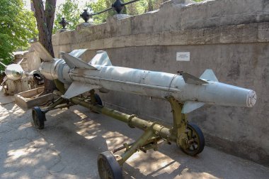 silah müzesi açık gökyüzü kompozisyonu altında