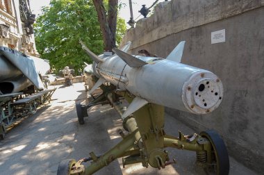 silah müzesi açık gökyüzü kompozisyonu altında