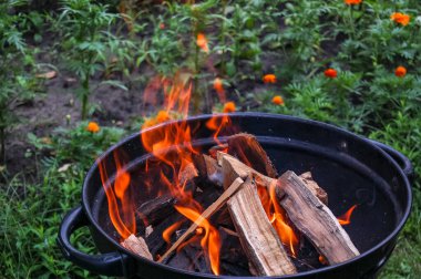 Açık havada kamp ateşi yaklaştı.