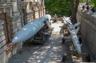 silah müzesi açık gökyüzü kompozisyonu altında