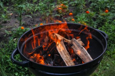 Açık havada kamp ateşi yaklaştı.