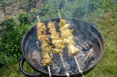 Izgara etle açık hava barbeküsü yakın plan.