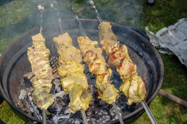 Izgara etle açık hava barbeküsü yakın plan.