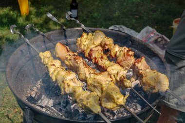 Izgara etle açık hava barbeküsü yakın plan.