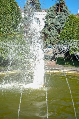 Çeşme ve su karşılama parkı manzarasında