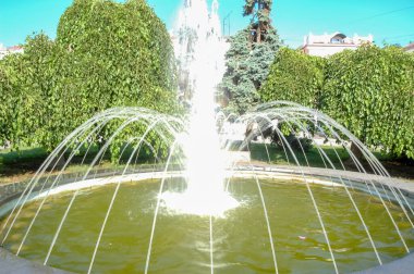 Çeşme ve su karşılama parkı manzarasında