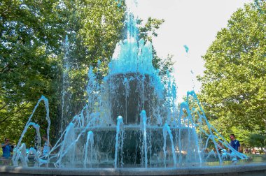 Şehir parkı akış çeşmesi yakın çekim kompozisyonu