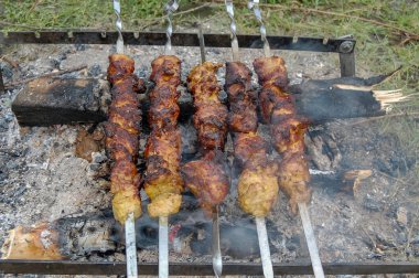 Açık hava kızarmış et barbeküsü. Yakın plan.