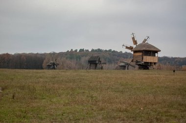Açık hava müzesinin tepe üzerindeki ahşap yel değirmenleri.