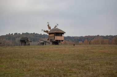 Açık hava müzesinin tepe üzerindeki ahşap yel değirmenleri.