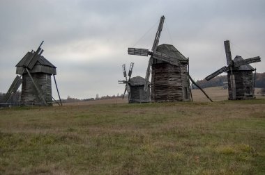 Açık hava müzesinin tepe üzerindeki ahşap yel değirmenleri.