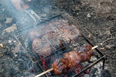 Açık hava barbekü kampı şöminesi yakın çekim