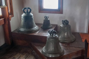 Müzeye yakın metalik kilise çanları
