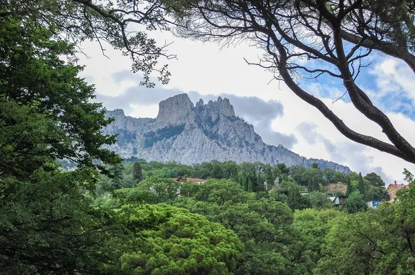 从海景看高山 — 图库照片