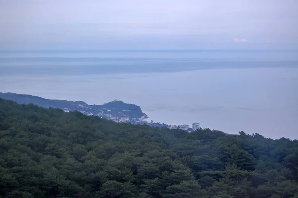 从海景看高山 — 图库照片