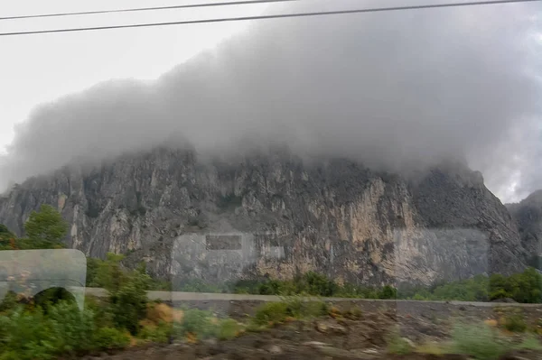 浓雾笼罩着山水的构成 — 图库照片