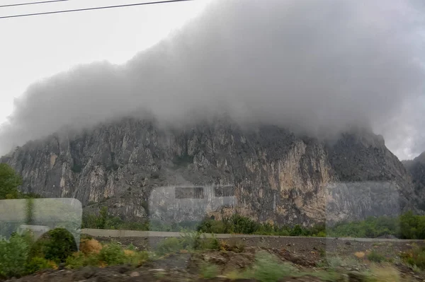Dağ manzarasının üzerine yığılmış sis.