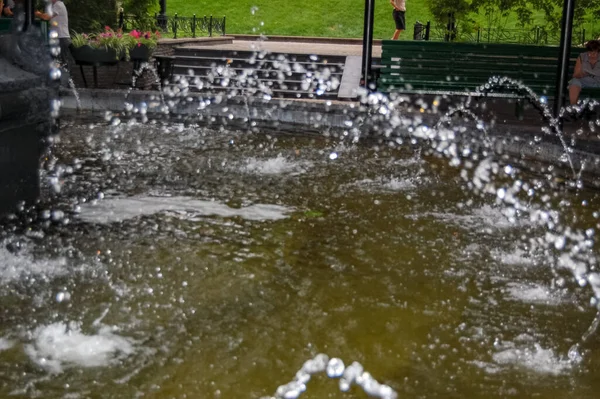 Şehir parkının fıskiyesi suyu yakın plan akıyor.
