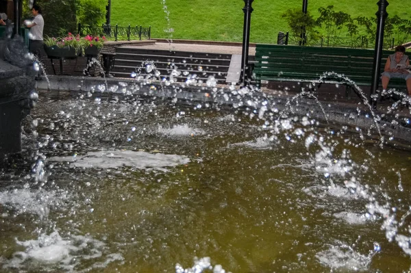 Şehir Parkının Fıskiyesi Suyu Yakın Plan Akıyor — Stok fotoğraf