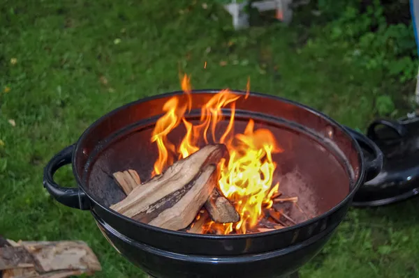 Açık havada kamp ateşi yaklaştı.
