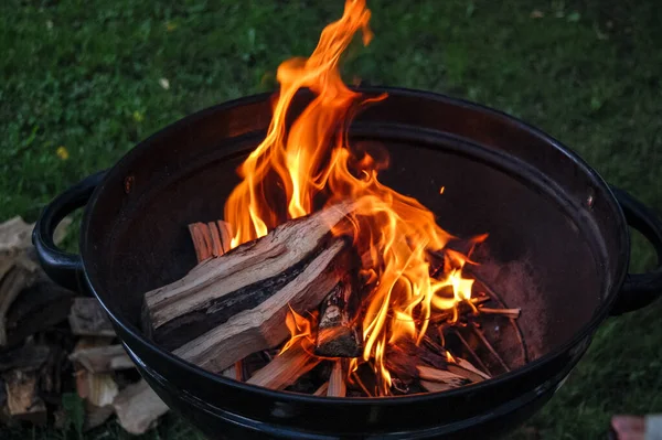 Açık havada kamp ateşi yaklaştı.