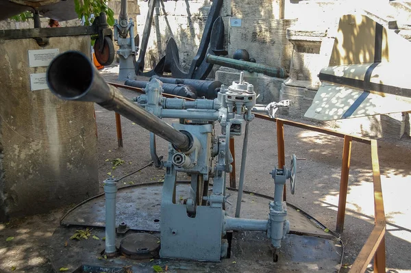 silah müzesi açık gökyüzü kompozisyonu altında