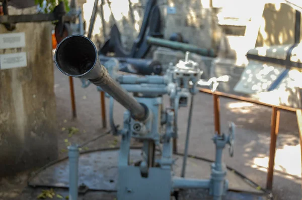 silah müzesi açık gökyüzü kompozisyonu altında