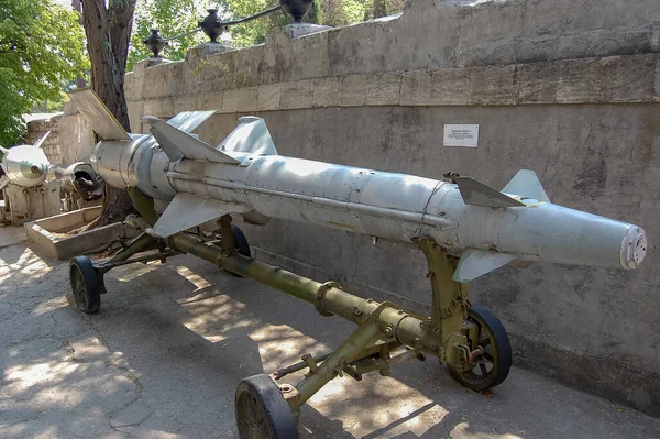 silah müzesi açık gökyüzü kompozisyonu altında