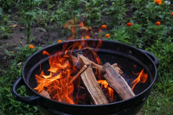 Açık havada kamp ateşi yaklaştı.