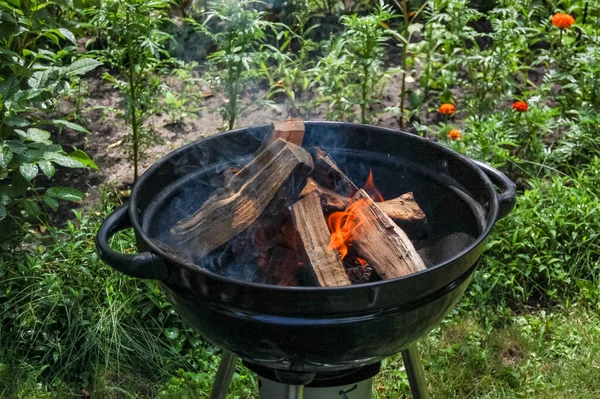 Açık havada kamp ateşi yaklaştı.