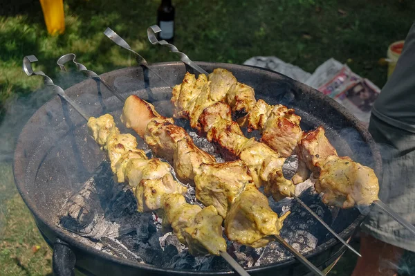 Izgara etle açık hava barbeküsü yakın plan.