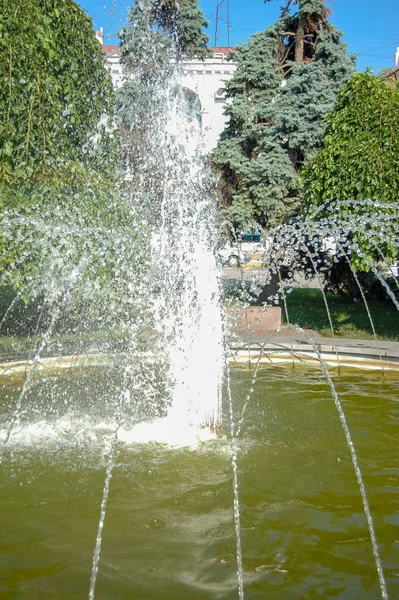 グリーティングパークの風景の中の噴水と水 — ストック写真