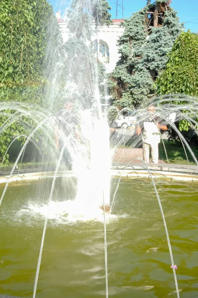 Çeşme ve su karşılama parkı manzarasında