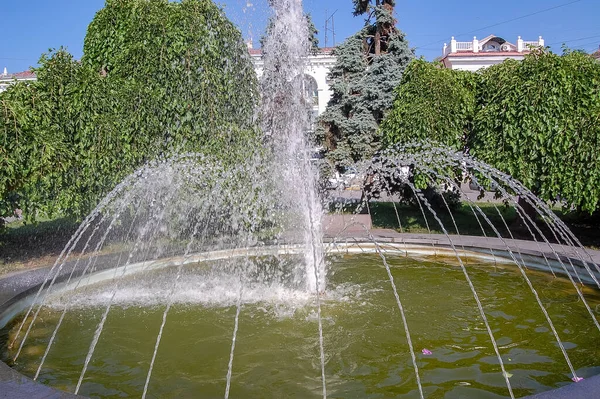 Brunnen Und Wasser Der Grünen Parklandschaft — Stockfoto