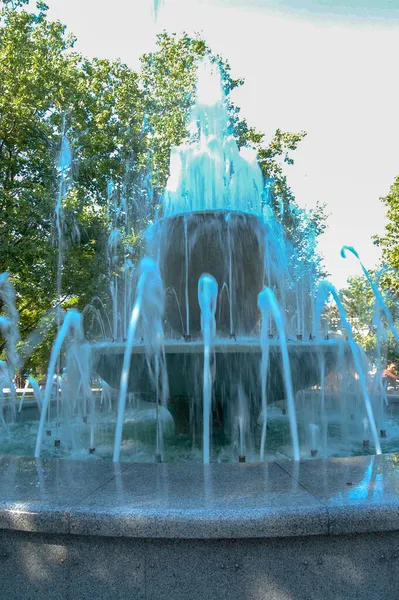 Stadtpark Streaming Brunnen Nahaufnahme Komposition — Stockfoto
