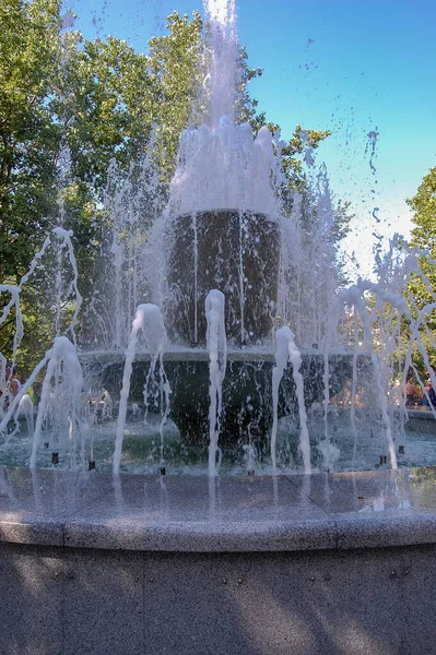 Şehir Parkı Akış Çeşmesi Yakın Çekim Kompozisyonu — Stok fotoğraf