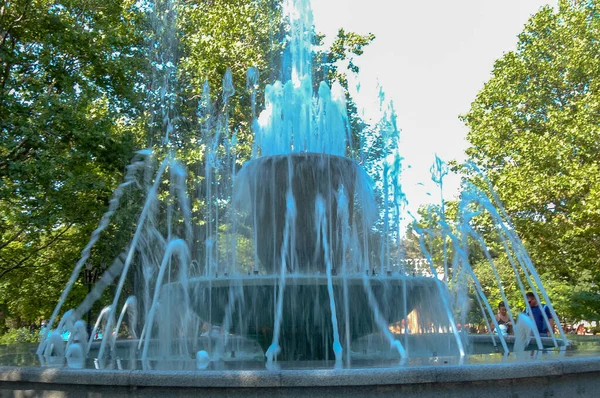 Şehir parkı akış çeşmesi yakın çekim kompozisyonu