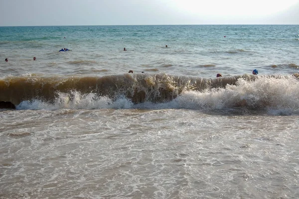 Schwarze Meereswellen Sonnigen Strand — Stockfoto