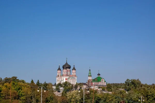 Gereja Ortodoks Dengan Kubah Hitam Pada Lanskap Bukit — Stok Foto
