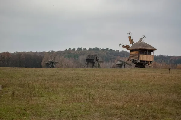 Açık hava müzesinin tepe üzerindeki ahşap yel değirmenleri.