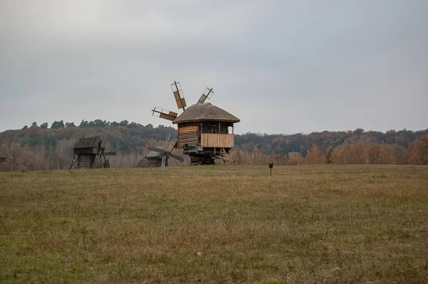 Dřevěné Větrné Mlýny Kopci Venkovního Muzea Krajinné Skladby — Stock fotografie