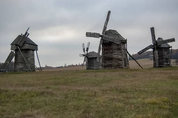 Açık hava müzesinin tepe üzerindeki ahşap yel değirmenleri.