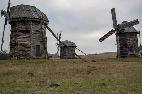 Windmühlen Aus Holz Auf Dem Hügel Des Freilichtmuseums — Stockfoto