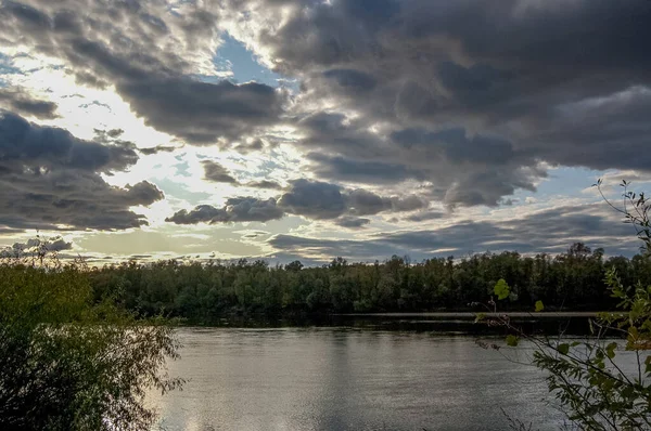 Nehir ağaçları ve gökyüzü manzarası