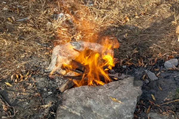 Açık hava kampında gerçek yangın, yakın plan.