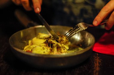 Kapalı yemek kompozisyonu olan bir tabak.