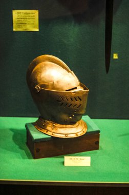 Müze sergisi, silah ve zırh örnekleri