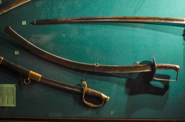 Müze sergisi, silah ve zırh örnekleri