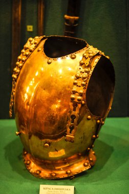 Müze sergisi, silah ve zırh örnekleri