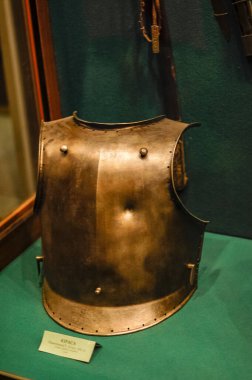 Müze sergisi, silah ve zırh örnekleri